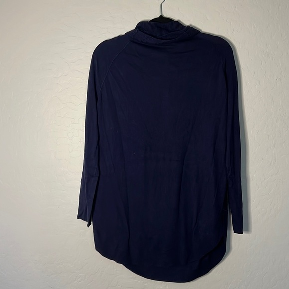 CASLON TURTLENECK TUNIC SWEATER IN NAVY EVENING - Picture 3 of 9